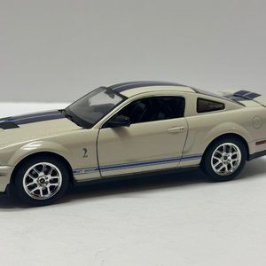 Welly 1:24 2007 Ford Mustang Shelby Cobra GT500 White / Blue Diecast